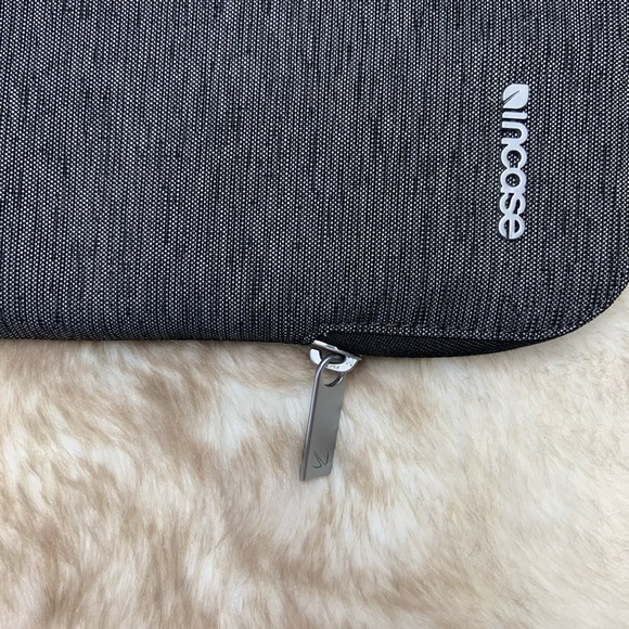 Incase 15” iPad Sleeve - Picture 3 of 6